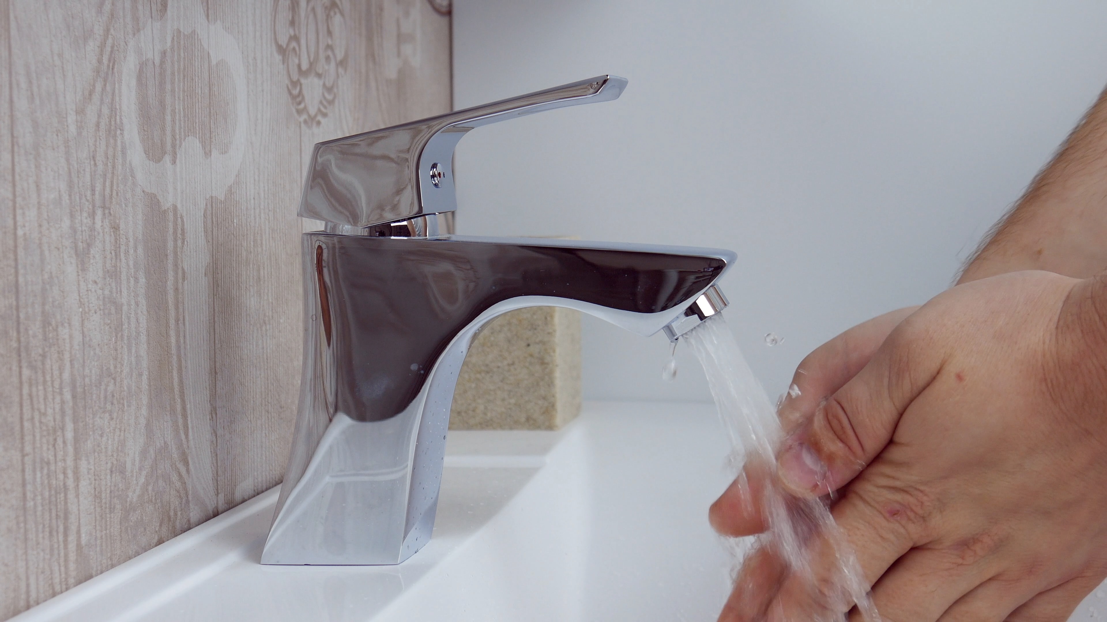 rubinetto con mani e acqua.jpg